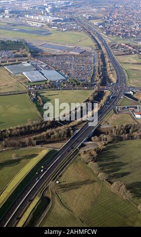 Vue aérienne de l'A555 L'allégement de l'aéroport de Manchester, Manchester Banque D'Images