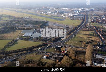 Vue aérienne de l'A555 L'allégement de l'aéroport de Manchester, Manchester Banque D'Images