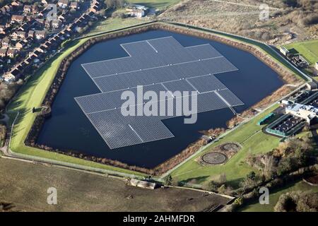 Vue aérienne d'une ferme solaire flottant sur le réservoir Godley, près de Hyde, Cheshire Banque D'Images