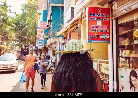 Dans Arambol Goa, Inde, Février 1st, 2019 : foule rue Arambol Banque D'Images