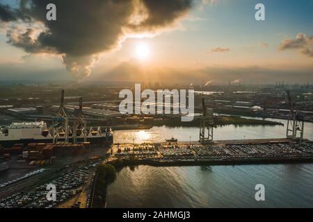 Drone aérien vue de coucher du soleil à port de Hambourg avec grues et shipbuidling Banque D'Images