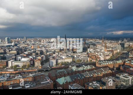 Drone aérien Vue sur centre historique près de Port de Hambourg avec le coucher du soleil la lumière sur la ville en brique rouge Banque D'Images