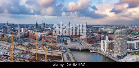 Drone aérien vue panoramique du port de Hambourg à partir de ci-dessus avant le coucher du soleil avec des nuages de tempête sur le centre-ville historique Banque D'Images