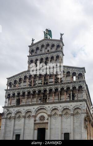 Lucca, Italie - le 6 juin 2019 : San Michele in Foro est une basilique catholique romaine, construite sur l'ancien forum romain. Jusqu'à 1370 il a été le siège Banque D'Images