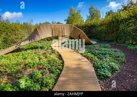 La conception des jardins en automne couleurs avec une passerelle naturelle faite de corde Banque D'Images