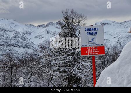 Le manque de neige à des niveaux inférieurs fait que cette piste de ski de Vogel ski Resort, Parc national de Triglav, Slovénie, reste fermée. Banque D'Images