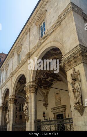 Sienne, Italie - juin 7, 2019 : l'élégante Loggia della Mercanzia, connu aussi sous le nom de Loggia di San Paolo ou Loggia dei nobili, est typique de l'Arkien Senese Banque D'Images