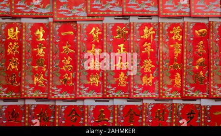 Le nouvel an chinois bonjour imprimé avec la couleur de l'or sur papier rouge suspendu à un magasin, les mots chinois de la richesse, de la prospérité et de rêves Banque D'Images