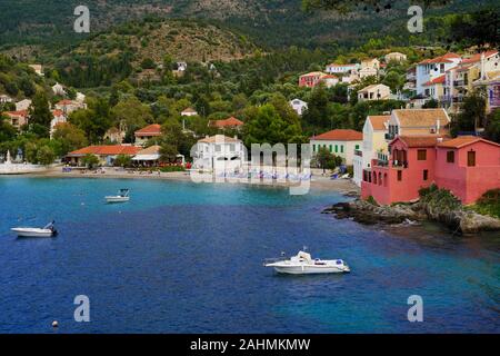 Asos bay et village sur la côte ouest de l'île de Céphalonie, Grèce. Banque D'Images