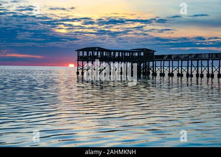 Coucher de soleil magnifique sur l'Océan Indien à la résidence, Zanzibar, Tanzanie, Afrique - toutes les couleurs de l'arc en ciel, paisible et tranquille Banque D'Images