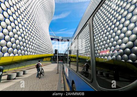 Centre commercial Bullring / Selfridges Building reflet dans les fenêtres de bus, Birmingham, West Midlands, Angleterre, Royaume-Uni, Europe Banque D'Images