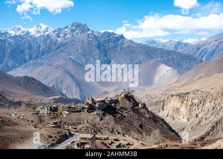 Le petit village de Jarkhot avec l'Himalaya couvert de neige dans l'arrière-plan. Banque D'Images