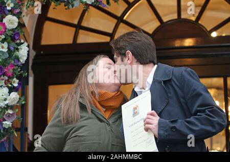 Rebecca Steinfeld et Charles Keidan en dehors de Kensington et Chelsea s'inscrire Bureau à King's Road, Chelsea, Londres, après être devenu l'un des premiers couples à s'inscrire pour un partenariat civil. Banque D'Images