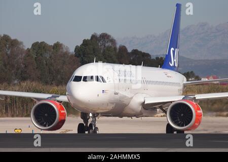 Barcelone, Espagne - 11 août 2017 : SAS Airbus A320neo sur la voie de circulation à l'aéroport El Prat de Barcelone, Espagne. Banque D'Images