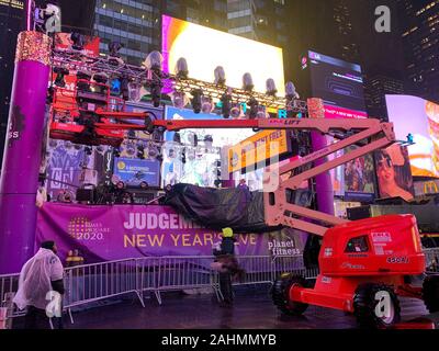 New York, USA. Dec 30, 2019. Chanteur portoricain Pedro Capo, célèbre pour la chanson "Vamos Pa La Playa", répète ce lundi (30) à Times Square avec la présence de fans. Il est l'un des artistes qui vont chanter à New York la veille du Nouvel An à Times Square. (Photo de Niyi Fote/Les News2/Pacific Press) Credit : Pacific Press Agency/Alamy Live News Banque D'Images