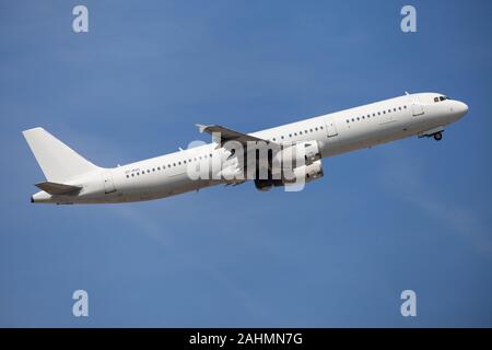 Barcelone, Espagne - 23 août 2019 : Danish Air Transport Airbus A321 livrée sans décoller de l'aéroport El Prat de Barcelone, Espagne. Banque D'Images