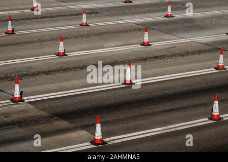 Cônes de circulation sur route autoroute multi lane Banque D'Images