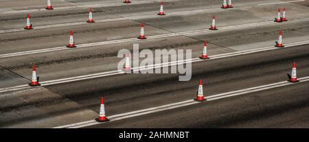 Cônes de circulation sur route autoroute multi lane Banque D'Images