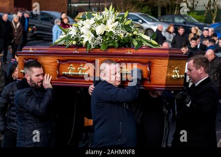 Les porteurs portent le cercueil de poignardée Joseph (Joe) Dutton à la suite d'une messe de requiem à St Oliver Plunkett's Church dans l'ouest de Belfast. M. Dutton, 47, et Frances Murray, 37 ans, est mort après avoir été poignardé dans un appartement à Kinnaird Fermer dans le nord de la ville le 22 décembre. Un homme a été arrêté et accusé de la double meurtre. Banque D'Images