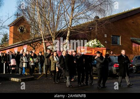 Les porteurs portent le cercueil de poignardée Joseph (Joe) Dutton à la suite d'une messe de requiem à St Oliver Plunkett's Church dans l'ouest de Belfast. M. Dutton, 47, et Frances Murray, 37 ans, est mort après avoir été poignardé dans un appartement à Kinnaird Fermer dans le nord de la ville le 22 décembre. Un homme a été arrêté et accusé de la double meurtre. Banque D'Images