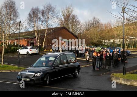 Les porteurs portent le cercueil de poignardée Joseph (Joe) Dutton à la suite d'une messe de requiem à St Oliver Plunkett's Church dans l'ouest de Belfast. M. Dutton, 47, et Frances Murray, 37 ans, est mort après avoir été poignardé dans un appartement à Kinnaird Fermer dans le nord de la ville le 22 décembre. Un homme a été arrêté et accusé de la double meurtre. Banque D'Images