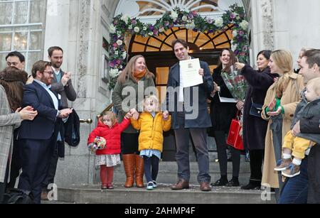 Rebecca Steinfeld et Charles Keidan en dehors de Kensington et Chelsea s'inscrire Bureau à King's Road, Chelsea, Londres, après être devenu l'un des premiers couples à s'inscrire pour un partenariat civil. Banque D'Images