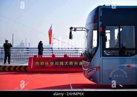 Haidong, Chine. 31 Dec, 2019. Un bus circule sur le pont sur le Chuanhai Huangshui River dans la région de jonction de la ville de Lanzhou, dans la province de Gansu et Haidong City dans la province de Qinghai, dans le nord-ouest de la Chine, le 31 décembre 2019. Doté d''une route à six voies, avec la vitesse de 40 km/h, le 1 656 mètres de long et 31 mètres de large pont ouvert à la circulation le dimanche. Credit : Zhang Long/Xinhua/Alamy Live News Banque D'Images