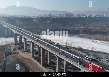 Haidong. 31 Dec, 2019. Photo aérienne prise le 31 décembre 2019 montre l'Huangshui Chuanhai Pont sur la rivière dans la zone de jonction de la ville de Lanzhou, dans la province de Gansu et Haidong City dans la province de Qinghai, dans le nord-ouest de la Chine. Doté d''une route à six voies, avec la vitesse de 40 km/h, le 1 656 mètres de long et 31 mètres de large pont ouvert à la circulation le dimanche. Credit : Zhang Long/Xinhua/Alamy Live News Banque D'Images