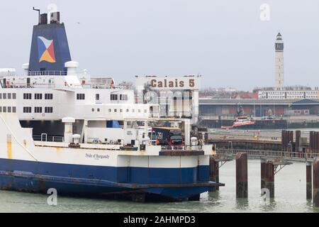 Calais, France ; 20 novembre 2018 ; les camions à bord du P&O Ferries, la fierté de la Bourgogne en attente de services et au Port de Douvres JE Banque D'Images