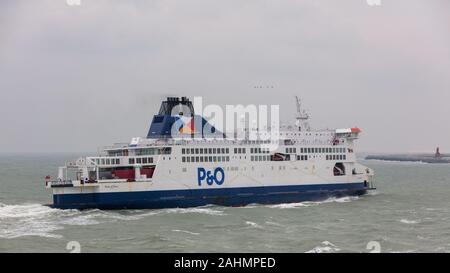 Manche, près de Calais, France ; 20 novembre 2018 ; P&O Ferries, la fierté de Kent s'approche du Port de Calais dans de mauvaises conditions météo Banque D'Images