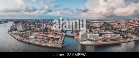 Drone aérien vue panoramique du port de Hambourg à partir de ci-dessus avant le coucher du soleil avec des nuages de tempête sur le centre-ville historique Banque D'Images