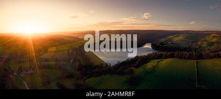 Belle vue panoramique aérienne de Peak District National Park au coucher du soleil, UK Banque D'Images