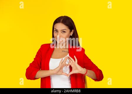 Closeup portrait smiling happy happy young woman making heart signe avec les mains. L'émotion positive attitude sentiment d'expression du langage corporel. Mi Banque D'Images