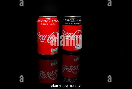 Amsterdam,28-12-2019 : remorquer Coca-Cola Zero pouvez 330 ml ,un goût original et d'un pas de sucre, produit par la société Coca-Cola isolé sur fond noir, c'est soda boisson populaires vendus dans les distributrices et magasin général. Banque D'Images