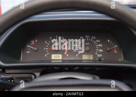 Voiture rétro Vintage planche de bord avec compte-tours analogique, compteur de vitesse et odomètre, fait main pour la restauration Banque D'Images