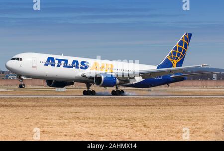 Stuttgart, Allemagne - le 2 avril 2018 : Atlas Air Boeing 767 avion à l'aéroport de Stuttgart (STR) en Allemagne. Boeing est un constructeur aéronautique basé à S Banque D'Images