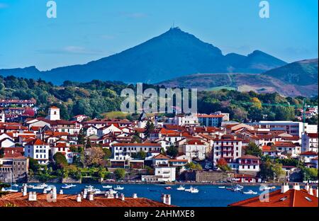 Paysage urbain d'Hendaye, ville frontière française, comme vu de l'espagnol Hondarribia, avec célèbre Rhune monter à fond, Pays Basque, province du Labourd, Banque D'Images