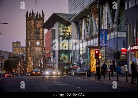 La Cathédrale de Manchester à bas 874-6448 passé Harvey Nichols Department Store Banque D'Images