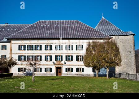 Vue avant du Collegiate Royal, édifice religieux à Roncevaux village en espagnol Navarre, c'est une étape importante de la route de pèlerinage de Saint-Jacques de Banque D'Images