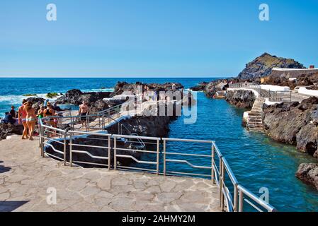 Garachico, Tenerife, Espagne, le 22 juin 2015. Village de Garachico et piscines naturelles à base de débris volcaniques, Îles Canaries Banque D'Images