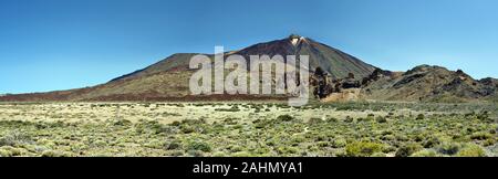 Panorama du Mont Teide et Los Roques dans le Parc National du Teide, vu à partir de la partie sud de l'île de Ténérife, chaudron, Canaries, Espagne Banque D'Images