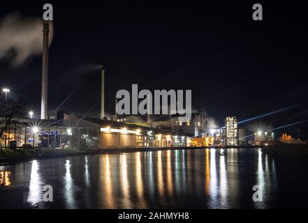 L'usine de betterave à sucre Cantley travaillant dans les heures sombres, les bâtiments reflètent dans la rivière Yare, Norfolk Banque D'Images