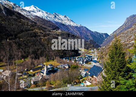 Gèdre village et la vallée du Gave de Gavarnie dans les Pyrénées françaises Banque D'Images