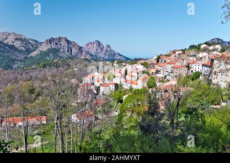 Vue générale du Village d'Evisa en Corse-du-Prince-Édouard, le Capu Ortu et Tre Signore pics sont à gauche, en arrière-plan. Corse-du-Sud, France Banque D'Images