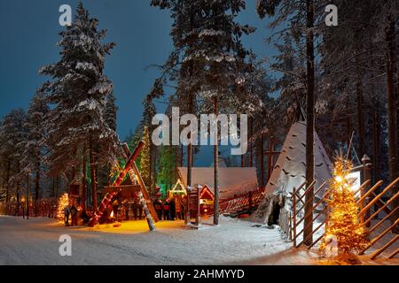 Une ville de Rovaniemi en Finlande En Finlande et dans la région de Laponie, Santa Claus Village manèges à Rennes le village Banque D'Images