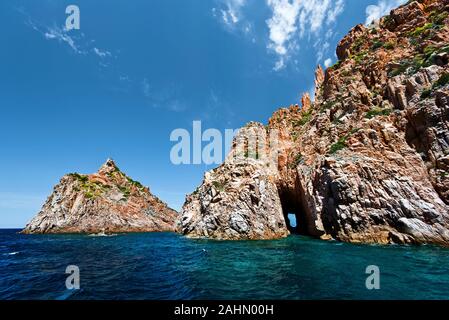 Vue sur les roches magmatiques de vertical Calanques de Piana à Porto Bay de l'île de Corse vu d'un bateau, le trou traversant la roche a une forme de Sardi Banque D'Images