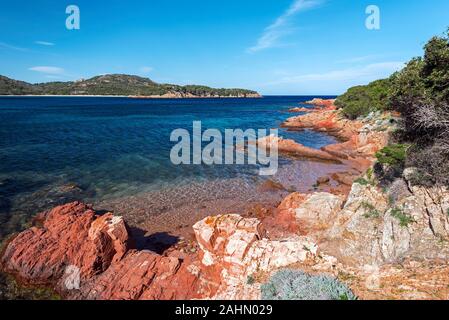 Les roches rouges de décorer l'une des plus belles Plage de rondinara Corse, Corse du Sud, France Banque D'Images