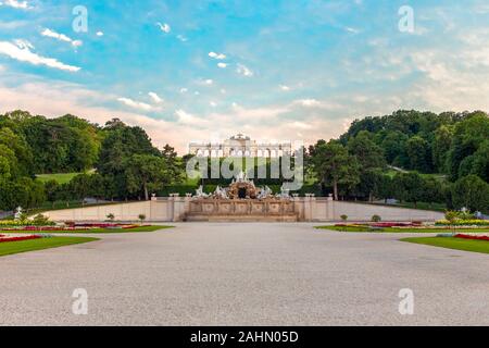 Chapelle du château de Schönbrunn, la Fontaine de Neptune et Grand Parterre à Vienne, Autriche Banque D'Images