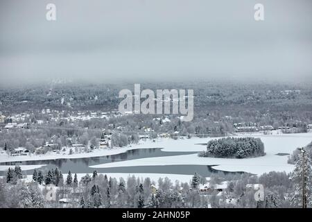 Une ville de Rovaniemi en Finlande En Finlande et dans la région de Laponie, regardant vers le bas de la colline vers la rivière Kemijoki et Karvonranta Banque D'Images