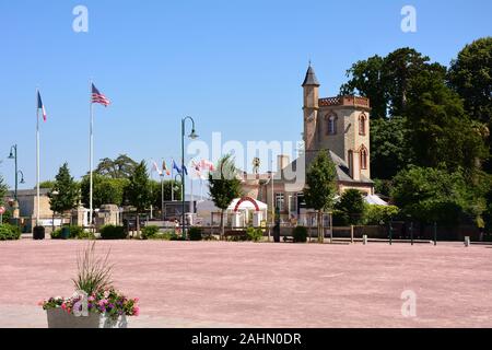 La place à St Mère Eglise, France, le premier village en Normandie libérée par l'armée des États-Unis le jour J, le 6 juin 1944. Banque D'Images